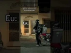 Quem não tem cão, caça com gato: motoboy usa megafone para entregar pedido