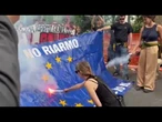 Corteo contro Meloni a Bologna, bruciata bandiera dell'Unione europea