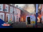 Belfast, case incendiate e ronde anti-migranti dopo l'accoltellamento in centro