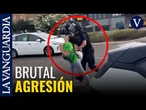 Un policía empuja violentamente a una docente durante la huelga de Educación en València