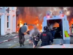 Belfast, caccia allo straniero: famiglie di migranti lasciano case in fiamme scortate dalla polizia