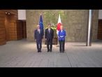 Ue-Giappone summit Tokyo, la stretta di mano Von der Leyen Costa e primo ministro giapponese Ishiba