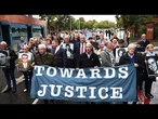 Les familles marchent vers le tribunal de Belfast alors que le procès du Bloody Sunday commence