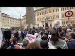 "Basta complicità con Israele", i cartelli al flashmob per Gaza a Montecitorio