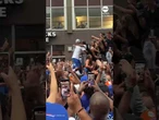 Knicks fan proposes during NBA championship parade