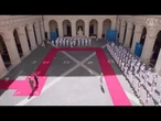 Meloni riceve Robert Fico, lui le dona un mazzo di fiori, poi gli onori militari