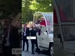 Bebés en alto para la bendición papal