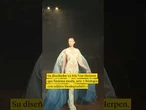 Alta costura y biología: el vestido "viviente" que brilla en la pasarela
