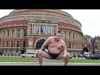 Les lutteurs de sumo apportent l'ancienne tradition japonaise à Londres