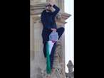 Un hombre con una bandera palestina se sube durante más de 16 horas al Big Ben el Londres