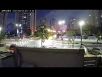 Il momento in cui un missile iraniano colpisce la città israeliana di Petah Tikva