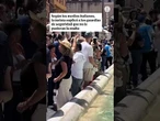 Una turista se lanza a la Fontana di Trevi en Roma para refrescarse por la ola de calor #Fontana