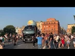 Pride a Roma, un mappamondo gigante svetta sul carro del Muccassassina