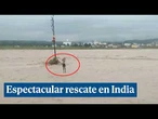 Dramático rescate en India de hombre aferrado a un poste tras la subida del río Swarna
