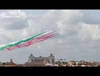 Le Frecce Tricolori sorvolano l'Altare della Patria per la Festa della Repubblica