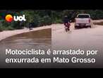 Motociclista fica submerso ao ser arrastado por enxurrada após tentar atravessar trecho inundado