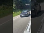 Canada, dorme profondamente al volante della Tesla a 100 km/h: a bordo anche i figli piccoli