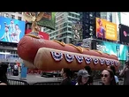 Une gigantesque sculpture de hot-dog revient à Times Square à New York