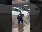 GOOD SAMARITAN: Heartwarming video shows a man helping people trapped in their cars #shorts #usa #us