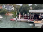 Venezia 82, Angela Caloisi e Paolo Crivellin arrivano al Lido, poi posano per i fotografi