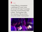 A 71 anni al concerto di Cremonini canta seguendo i testi scritti a mano