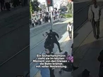 SEKUNDEN VOR DEM TOD: Sicherheitsmann rettet Frau vor Straßenbahn in Türkei #shorts