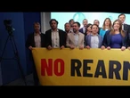 "No rearm, no war", lo striscione del M5s all'Aja per protestare contro il piano Ue. C'e anche Conte