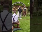 Una coppia di sposa sul set de 'Il Signore degli Anelli' e Elijah Wood si presenta al matrimonio