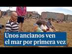 Unos ancianos ven el mar por primera vez gracias al dinero recaudado con sus trabajos de artesanía