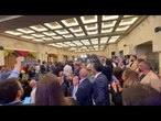 Al comitato elettorale di FdI si canta "ma il cielo e sempre più blu"