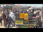 Gaza, il viavai dei palestinesi sfollati lungo la strada costiera di Al-Rashid