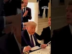Il momento in cui Donald Trump firma l'accordo con l'Iran