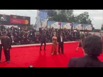 Venezia 82, Rose Villain sfila sul red carpet della Mostra con abito metallico e cresta punk