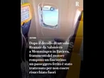 Finestrino rotto sul volo Ryanair, passeggero trattenuto per non essere risucchiato fuori
