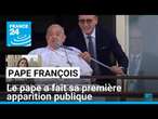 Le pape François fait sa première apparition publique après cinq semaines d'hospitalisation