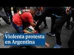 Violentos choques entre jubilados e hinchas de fútbol contra la policía por los ajustes de Milei