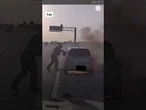 El rescate de película de un policía a un conductor de su coche en llamas #Policía #Coche #Incendio