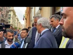 Tajani fa una foto con candidato sindaco a Genova Piciocchi: Sei troppo alto, portatemi uno sgabello