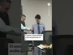 Un alcalde de Perú dispara una pistola eléctrica contra su asesor y cae desplomado en una oficina