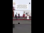 Messico, la presidente Sheinbaum lancia un pallone: la giornalista cade nel tentativo di afferrarlo