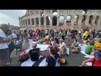 Manifestazione contro il riarmo, il sit in con i lenzuoli bianchi davanti al Colosseo