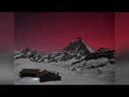 L'AURORA BOREALE colora il cielo notturno: lo spettacolo mozzafiato sul CERVINO