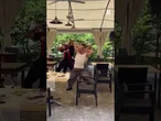 Corpo di ballo di Marco Mengoni balla al ristorante