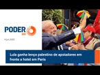 Lula ganha lenço palestino de apoiadores em frente a hotel em Paris