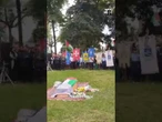 Bandiere palestinesi e applausi in ricordo di Marah, la ragazza arrivata da Gaza e morta a Pisa