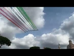 Frecce Tricolori sorvolano l'Altare della Patria e i Fori Imperiali per la Festa della Repubblica