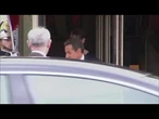 Sarkozy condannato a 5 anni. Eccolo a fianco della moglie Carla Bruni al G8 Francia nel 2011