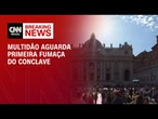 Multidão se reúne na Praça de São Pedro e aguarda fumaça do conclave | BASTIDORES CNN