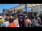 Dj con costume da unicorno sul carro al Pride a Roma