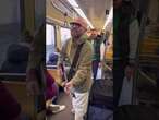 Giuliano Sangiorgi canta a sorpresa 'Mentre tutto scorre' sul Tram 16 a Milano